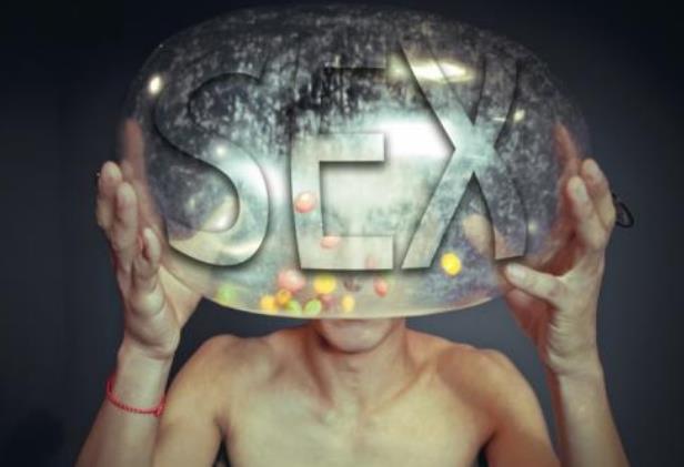 女人看A片下面會(huì)濕嗎？女人也愛看小黃片是正常的嗎？