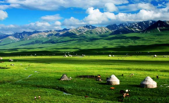 伊犁的旅游景點(diǎn)都有些什么地方？伊犁旅游最好的季節(jié)